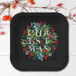 Plato De Papel NAVIDADES Typography Berries y Greenery<br><div class="desc">La palabra NAVIDADES se sienta entre hojas de invierno y bayas sobre un fondo negro (o cualquier color),  estos platos de papel cuadrado son elegantes para cualquier ocasión de Navidad de vacaciones. COINCIDIENDO con los artículos de nuestra tienda.</div>