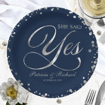 Plato De Papel Navy Silver Dijo Que Sí Partido De Compromiso<br><div class="desc">Elegante plato de papel de la fiesta de compromiso de caligrafía. Fácil de personalizar con tus detalles. Por favor, contacte conmigo a través del chat si tiene preguntas sobre el trabajo artístico o necesita personalización. NOTA: Para obtener ayuda sobre pedidos, envío, información sobre productos, etc., póngase en contacto con el...</div>