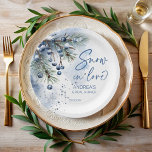 Plato De Papel Nieve en amor ducha de novia monogramada<br><div class="desc">Nieve en amor ducha de novia monogramada plantilla de placas de papel,  berries de invierno azul polvoriento sobre ramas de pino nevado copos de nieve placas de papel personalizadas,  ducha de novia de invierno decoración personalizada de mesa placas de papel personalizadas,  ducha de novia de invierno suministros fiestas</div>