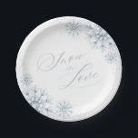 Plato De Papel Nieve en amor Ducha de novias<br><div class="desc">Celebra el amor con nuestros platos de papel de Snow in Love Bridal Shower, que incluyen elegantes copos de nieve de color agua en azul suaves y polvorientos. El guión moderno de caligrafía y los acentos purpurinas plateados añaden un toque de moda, festivo, perfecto para una ducha nupcial de invierno....</div>
