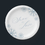 Plato De Papel Nieve en amor Ducha de novias<br><div class="desc">Celebra el amor con nuestros platos de papel de Snow in Love Bridal Shower, que incluyen elegantes copos de nieve de color agua en azul suaves y polvorientos. El guión moderno de caligrafía y los acentos purpurinas plateados añaden un toque de moda, festivo, perfecto para una ducha nupcial de invierno....</div>