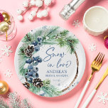 Plato De Papel Nieve en amor invierno ducha de pinos de novia flo<br><div class="desc">Nieve en el amor plantilla de ducha de novias fiestas,  berries de invierno azul polvoriento sobre ramas de pino nevado copos de nieve moderna fuente casual personalizada ducha de novia chapas de personalizado</div>