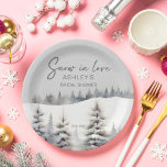 Plato De Papel Nieve en el amor del bosque de pinos de invierno d<br><div class="desc">Nieve enamorada de los pinos de invierno ducha de novia plancha de manteles de papel,  pinos color verde azulado polvoriento pastel invitación a ducha de novia con temática invernal platos fiestas personalizados.</div>