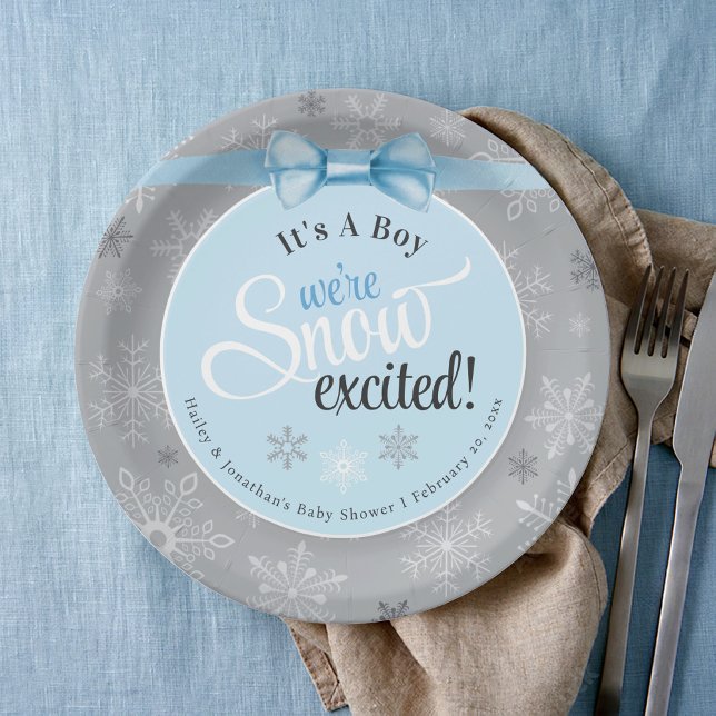Plato De Papel Nieve excitada niño bebé ducha azul y gris con cop (Cute pastel blue Its A boy We're Snow Excited winter snowflake baby brunch shower table decor plates)