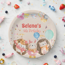 Niño de animales del bosque acuático