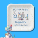 Plato De Papel Niño Primer cumpleaños Diversión Un Dinosaurio<br><div class="desc">Celebra tu "Benjamin's" convirtiéndose en uno con este divertido plato de papel de personalizado con temática de dinosaurios. Es divertido volverse uno y compartir la ocasión con la familia y amigos. Cualquier pregunta de diseño sólo envía un chat o un correo electrónico a charmdesignstudio@rcn.com y estaremos encantados de asistirle.</div>