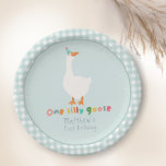 Plato De Papel Niños Blue One Silly Goose Primer cumpleaños<br><div class="desc">Este diseño de placas de papel para niños de 1er cumpleaños presenta una gallina tonta con un gorra fiesta azul,  con gingham azul a juego,  y puede ser personalizado con el nombre de su hijo en tipografía adorable y colorida. ¡El diseño perfecto para tu primer cumpleaños!</div>