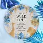 Plato De Papel Niños primer cumpleaños Fiesta Blue Ecru Safari<br><div class="desc">Estos platos de papel para la fiesta de primer cumpleaños del niño con temática de safari "salvaje" incluyen animales de Relieve metalizado de imitación dorados (jirafa, león y monos), follaje de jungla dorada y azul, y una rociada de confeti de oro en un fondo crudo. Agregue el nombre del niño...</div>