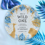 Plato De Papel Niños primer Fiesta de cumpleaños Safari de la Sel<br><div class="desc">Estos platos de papel para la fiesta de primer cumpleaños de este niño con temática de safari "salvaje" incluyen animales de Relieve metalizado de imitación dorados (jirafa, león y monos), follaje de jungla dorada y azul, y una rociada de confetti dorado en un fondo azul pálido. Agregue el nombre del...</div>