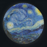 Plato De Papel Noche estrellada, 1889, por Vincent van Gogh<br><div class="desc">Noche estrellada,  1889,  por Vincent van Gogh. Se ve desde la ventana de la sala de asilo de Saint-Rémy-de-Provence,  orientada al este,  justo antes de la salida del sol,  con la adición de un pueblo imaginario.</div>
