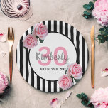 Plato De Papel nombre de florales rosadas de rayas negras de 30 a<br><div class="desc">Un plato de papel para un fiesta de 30 años. Rayas verticales clásicas delgadas en blanco y negro como fondo. Con rosas rosas rosa femeninas y femeninas como decoración. Un marco blanco y rosa en la parte delantera con una plantilla para la edad, el nombre y la fecha. Número de...</div>