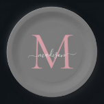 Plato De Papel Nombre de guión de moda para el monograma rosa de<br><div class="desc">Moderno y sencillo diseño Gris Rubor Rosa Monograma moderno Guión Femenino Nombre Placa de papel</div>