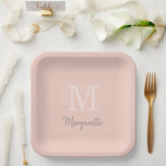 Plato De Papel Nombre de la pluma y placas de papel de monograma<br><div class="desc">Nombre elegante y Fiesta de Bachelorette de Monograma Inicial, Fiesta de Cumpleaños o cualquier fiesta personalizado imaginable que pueda ser personalizado con su nombre inicial y de pila. El color de fondo también se puede personalizar para que coincida con la decoración deseada. Pulse el botón personalizar para cambiar los colores...</div>