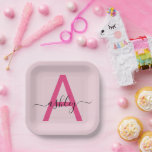 Plato De Papel Nombre de monograma femenino con letra script mode<br><div class="desc">Eleva tu evento con estos platos de papel sofisticados y elegantes que presentan un diseño de monograma audaz. La combinación de una inicial rosa caliente con la escritura personalizada de tu nombre crea una estética moderna pero atemporal que equilibra perfectamente la elegancia con el estilo. Ideales para celebraciones que requieren...</div>