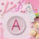 Plato De Papel Nombre de monograma femenino con letra script mode<br><div class="desc">Eleva tu evento con estos platos de papel sofisticados y elegantes que presentan un diseño de monograma audaz. La combinación de una inicial rosa caliente con la escritura personalizada de tu nombre crea una estética moderna pero atemporal que equilibra perfectamente la elegancia con el estilo. Ideales para celebraciones que requieren...</div>