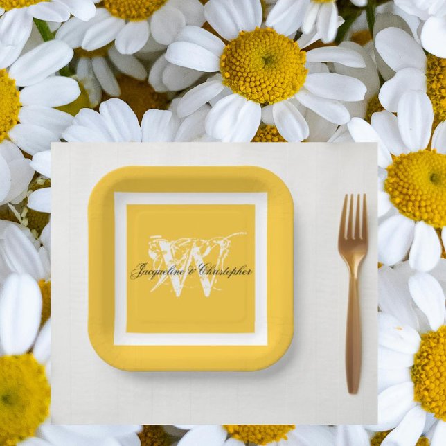 Plato De Papel Nombre del monograma del guión de la Moda amarilla (Sunny yellow food safe paper plates with classic monogram for weddings/engagements & bridal showers.)