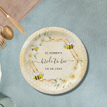 Plato De Papel Novia a ser floral panza amarilla en la ducha de n<br><div class="desc">Elegante, divertida ducha de novia de verano. Fondo amarillo y blanco con un patrón de peine de miel. Con un marco geométrico de oro falso. Decorada con flores tropicales de color crema y amarillo claro, hibiscos y abejas felices con burbujas. Con el texto: a la novia se le escribe con...</div>