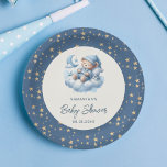 Plato De Papel Nube de oso durmiente y estrellas ducha de bebé az<br><div class="desc">Celebra la llegada de tu pequeño con esta encantadora placa de papel con un oso bebé acuarela durmiendo tranquilamente en una nube. El bonito ilustracion está envuelto en un marco circular, rodeado por un bonito patrón de estrellas doradas en un entorno azul sereno. Perfecto para añadir un toque de brillo...</div>