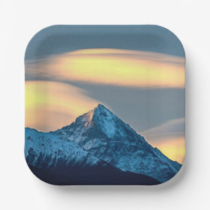 Plato De Papel Nubes únicas sobre montañas cubiertas de nieve