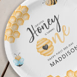 Plato De Papel Nuestra pequeña miel | Primera foto de cumpleaños<br><div class="desc">Es el primer cumpleaños de tu pequeña abeja - ¡celebra con un dulce y elegante plato de papel de cumpleaños! Con una plantilla moderna de felicitación de cumpleaños,  e imágenes de boho de abejas,  pepitas de miel y colmenas. ¡Bienvenidos amigos y familiares a unirse a la animada celebración!</div>