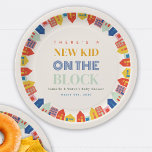 Plato De Papel Nuevo Niño En Casa De Bloques Baby Shower Neutral<br><div class="desc">El tema de la ducha de bebé "New Kid On The Block" incluye texto en el centro con casas coloridas en la frontera del barrio.</div>