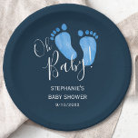 Plato De Papel Oh Baby Feet Navy Blue Baby Shower<br><div class="desc">Estos platos de papel para bebés, sencillos y elegantes, están decorados con los pies de un bebé color de agua pintados a mano en azul pastel sobre un fondo azul marino oscuro. Dicen Oh Baby en una tipografía de escritura elegante. Personalizable fácil. Porque creamos nuestra obra de arte no encontrarás...</div>