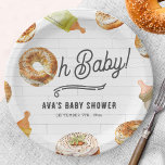 Plato De Papel Oh Botellas Bebé y Bagels Baby Shower Brunch<br><div class="desc">Botellas y Bagels temática del brunch de la ducha para bebés con Ilustracion de un bagel incorporado al diseño "oh baby" con botellas de bebé y ilustraciones de bagel alrededor. El diseño de fondo es mosaico en el metro.</div>