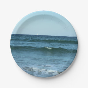 Plato De Papel Olas de Océano Azul Bajo Cielo Abierto