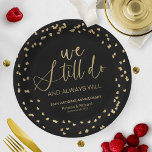 Plato De Papel Oro negro que aún hacemos Boda promete renovación<br><div class="desc">Celebra la renovación de tu promesa boda con estilo con nuestros elegantes platos de papel caligráfico. Se pueden personalizar con tus detalles y personalizar a cualquier color.</div>