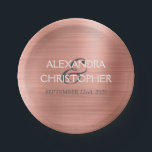 Plato De Papel Oro Rosa - Boda moderno de Relieve metalizado rosa<br><div class="desc">Boda Día Novia y Groom Faux Metallic Relieve metalizado Rosa Dorado Rubor Platos rosados perfectos para una Rosa Gold o Rubor Pink Wedding Reception.Las placas de recepción de Bodas personalizadas permiten actualizar el nombre de la novia y del novio y la fecha del boda.</div>