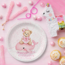 Oso de peluche rosa en la fiesta de bebé de la niñ