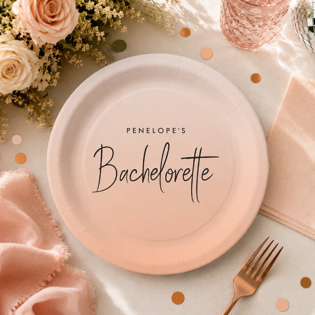 Plato de papel para despedida de soltera | Platos  (Personalized bachelorette paper plates with custom name detail for bride party tables.)