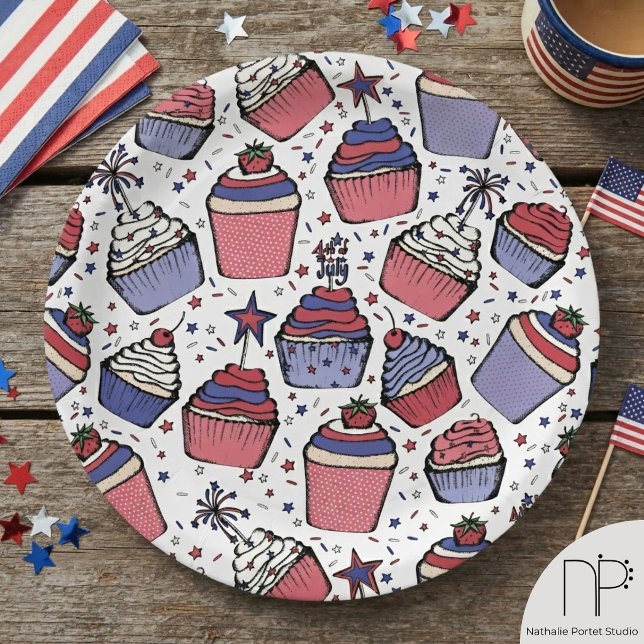 Plato de papel para pastelito del 4 de julio (July 4th Cupcake Paper Plate features hand-drawn patriotic cupcakes, strawberries, cherries)