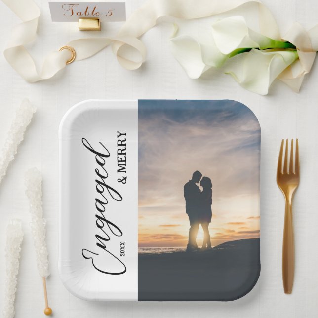 Plato De Papel Pareja comprometida y alegre Foto (Boda)