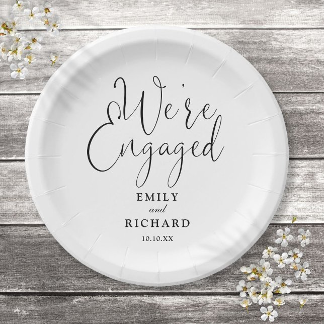 Plato De Papel Partido de Compromiso Comprometido Negro y Blanco (We're Engaged Engagement Party Black And White Paper Plates)