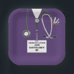 Plato De Papel Partido de Graduación de Escuela de Medicina<br><div class="desc">Diseño de placas para fiestas de graduación de médicas con matorrales morados de hospital y un cuchillo del ejército suizo en el bolsillo. Edita texto para personalizar para tu graduado de la escuela de medicina favorito.</div>