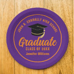 Plato De Papel Partido de Graduación de Personalizado de Graduado<br><div class="desc">Este moderno plato de papel morado y naranja de la fiesta de graduación de personalizados presenta tipografía de su nombre de escuela secundaria o universidad para la clase de 2024. Personalizar con tu año de graduación bajo el guión manuscrito de la moda y gorro negro para una gran decoración personalizada...</div>