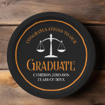 Plato De Papel Partido de Graduación de Personalizados de la Facu<br><div class="desc">Este moderno plato de papel de la fiesta de graduación de la escuela de derecho negro y naranja presenta tipografía elegante para una clase de graduado en 2025. Personalizar con su año de graduación bajo la balanza blanca de la justicia por este gran regalo personalizado de abogado o abogado de...</div>