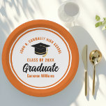 Plato De Papel Partido de Graduación Personalizada de naranja 202<br><div class="desc">Estos modernos platos de la fiesta de graduación de naranjas y personalizados blancos presentan una tipografía elegante de su nombre universitario para la clase de 2025. Personalizar con tu año de graduación junto al guión manuscrito de la moda y gorro negro para grandes felicitaciones personalizadas decoración de fiestas graduados.</div>