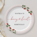 Plato De Papel Partido del Primer Cumpleaños de Berry, Chica rosa<br><div class="desc">Platos de fiesta de primer cumpleaños diseñados por un chica y diseñados por un personalizado que incluyen escritura moderna a mano "berry first" con diseño de fresas rojas.</div>