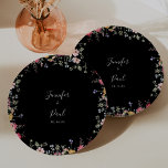 Plato De Papel Pastel de Boda de flores silvestres multicolor<br><div class="desc">Este plato de pastel de boda de flores silvestres multicolor es perfecto para una recepción nupcial moderna. El diseño se compone de una variedad multicolor de flores rosadas, ruidosas, violetas, violetas, violetas, violetas, borgoñas y salvajes en un fondo negro. Haz que sea tu propio, agregando los nombres de la novia,...</div>
