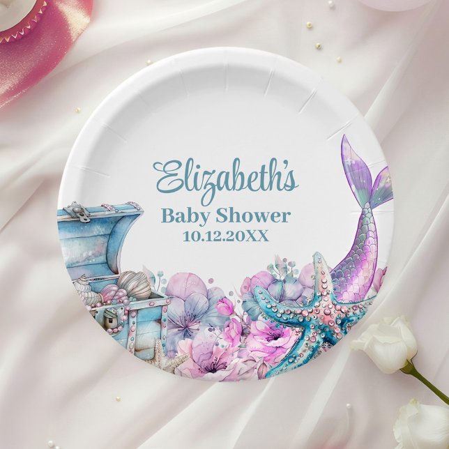Plato De Papel Pastel Floral Mermaid Tail Baby Shower (Pastel Floral Mermaid Tail Baby Shower Paper Plates on a party table with a white rose.)