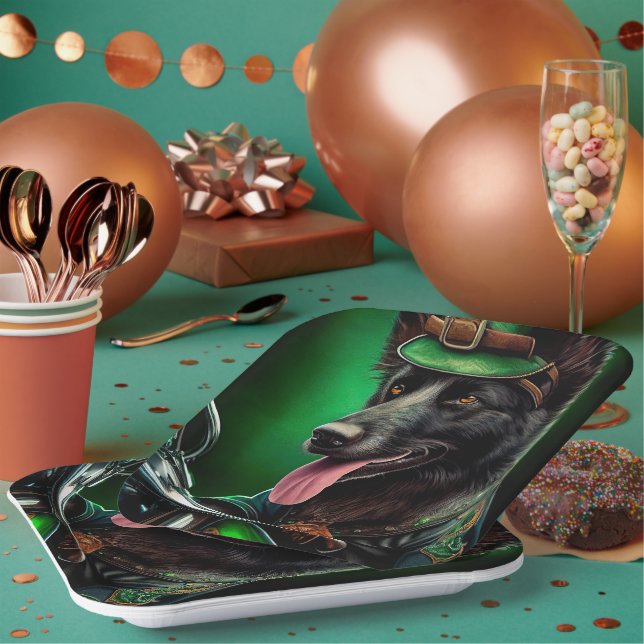 Plato De Papel Pastor belga conduciendo en bici San Patricio (Multi)