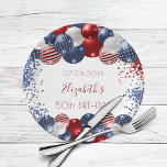 Plato De Papel Patria de cumpleaños patriótica Estados Unidos ban<br><div class="desc">Para una fiesta de cumpleaños número 50 (o cualquier edad). Fondo blanco. Decorada con globos de colores patrióticos en azul y blanco rojo. Espuma azul y roja. Personalice y agregue una fecha,  nombre y edad.</div>