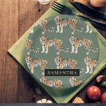 Plato De Papel Patrón de tigres de acuarela verde tropical con no<br><div class="desc">"Adúmbrense en la elegancia salvaje de la naturaleza con nuestro patrón de tigres de acuarela verde tropical. Cada elemento con este diseño cautivador encapsula el espíritu vibrante de la jungla, mezclando exuberante vegetación con la majestuosa presencia de tigres. Ya sea que esté decorando sus necesidades diarias o mejorando la decoración...</div>