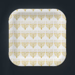 Plato De Papel Patrón de velas Menorah Hanukkah Candles Blanco<br><div class="desc">Relieve metalizado de oro falso menorah velas para su celebración de Hanukkah. Ilustracion menorah caprichoso con estrellas blancas cubiertas de velas celestiales sobre un falso atril de velas menorah dorado. El elegante estrella de Menorah Hanukkah ilustró regalos de diseño y productos de papel.</div>