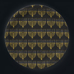 Plato De Papel Patrón elegante de velas de Menorah Hanukkah<br><div class="desc">Relieve metalizado de oro falso menorah velas para su celebración de Hanukkah. Ilustracion menorah caprichoso con estrellas blancas cubiertas de velas celestiales sobre un falso atril de velas menorah dorado. El elegante estrella de Menorah Hanukkah ilustró regalos de diseño y productos de papel.</div>