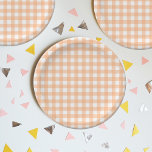 Plato De Papel Peach de picnic de la marca de Gingham de verifica<br><div class="desc">Tendencia de verano moderna de picnic manta gingham plaid tartan patrón. Estética en tonos pastel. Pastel naranja,  vajilla fiesta de color de gingham de melocotón. Ducha para bebés,  boda,  decoración chica gingham fiesta.</div>