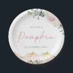 Plato De Papel Pequeña Calabaza Primera Fiesta de Cumpleaños<br><div class="desc">Celebra el primer cumpleaños de tu pequeña con nuestras **Pequeñas Placas de Papel de Cumpleaños para la Primera Calabaza**. Estos encantadores platos están adornados con adorables gráficos de calabaza y colores festivos, perfectos para una fiesta de cumpleaños con temática de otoño. Diseñadas para adaptarse a la temática de la "calabaza...</div>