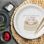 Plato De Papel Pequeño Baby Shower blanco que se desmorona<br><div class="desc">Este lindo y kawaii "su pequeño volteado está en camino",  un plato de papel higiénico neutro de género,  incluye un boleto con una cara sonriente en un vapor chino sobre un fondo blanco con patrones de onda grises. Personalízalo para tus necesidades.</div>